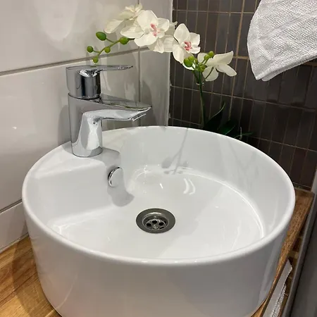 Cozy, Conveniently Located In A 1950's Wooden House * Helsinki