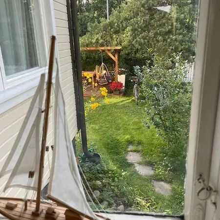 Cozy, Conveniently Located In A 1950's Wooden House Lejlighed