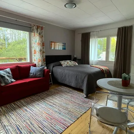 Lejlighed Cozy, Conveniently Located In A 1950's Wooden House