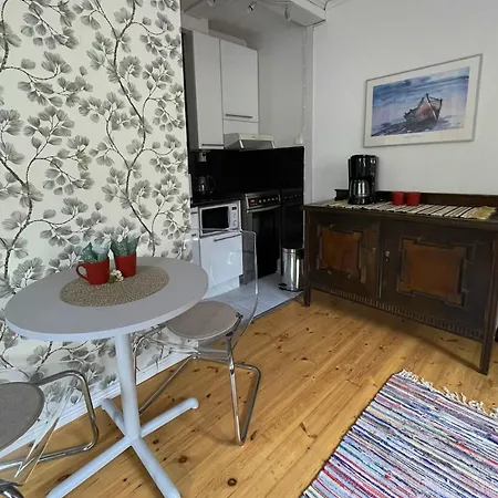 Cozy, Conveniently Located In A 1950's Wooden House Apartman *