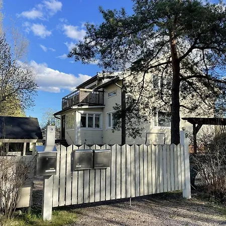 Apartman Cozy, Conveniently Located In A 1950's Wooden House *