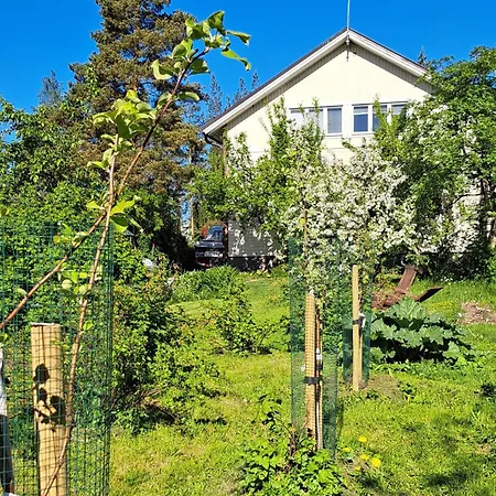 Lejlighed Cozy, Conveniently Located In A 1950's Wooden House *