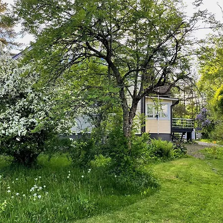Cozy, Conveniently Located In A 1950's Wooden House Lejlighed